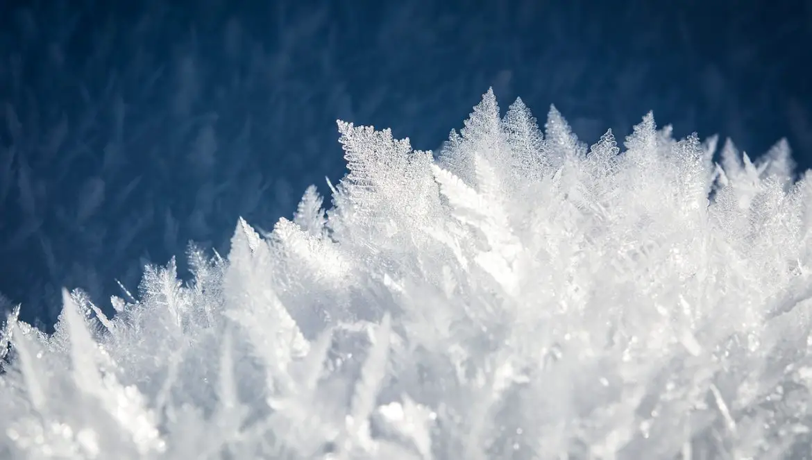 Eiskristalle und Schneeflocken
