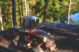 Ein Camping-Kocher in der Natur