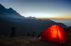 Ein Zelt campiert in der Landschaft