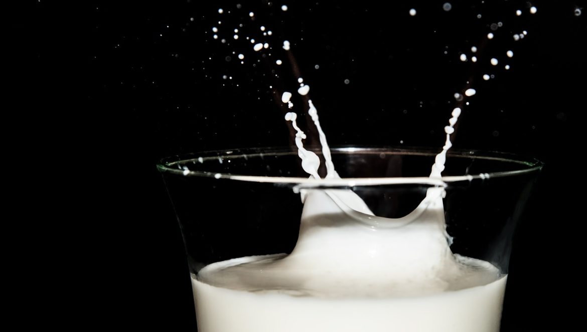 Die Erklärung warum Milch weiß ist