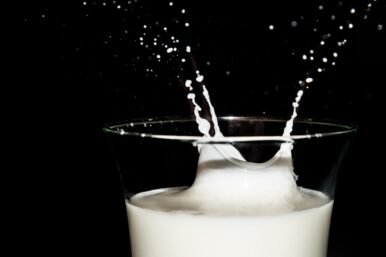 Die Erklärung warum Milch weiß ist