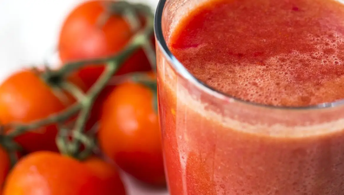 Die Gründe warum Tomatensaft im Flugzeug besser schmeckt