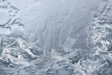 Warum Wasser zu Eis gefriert erklärt