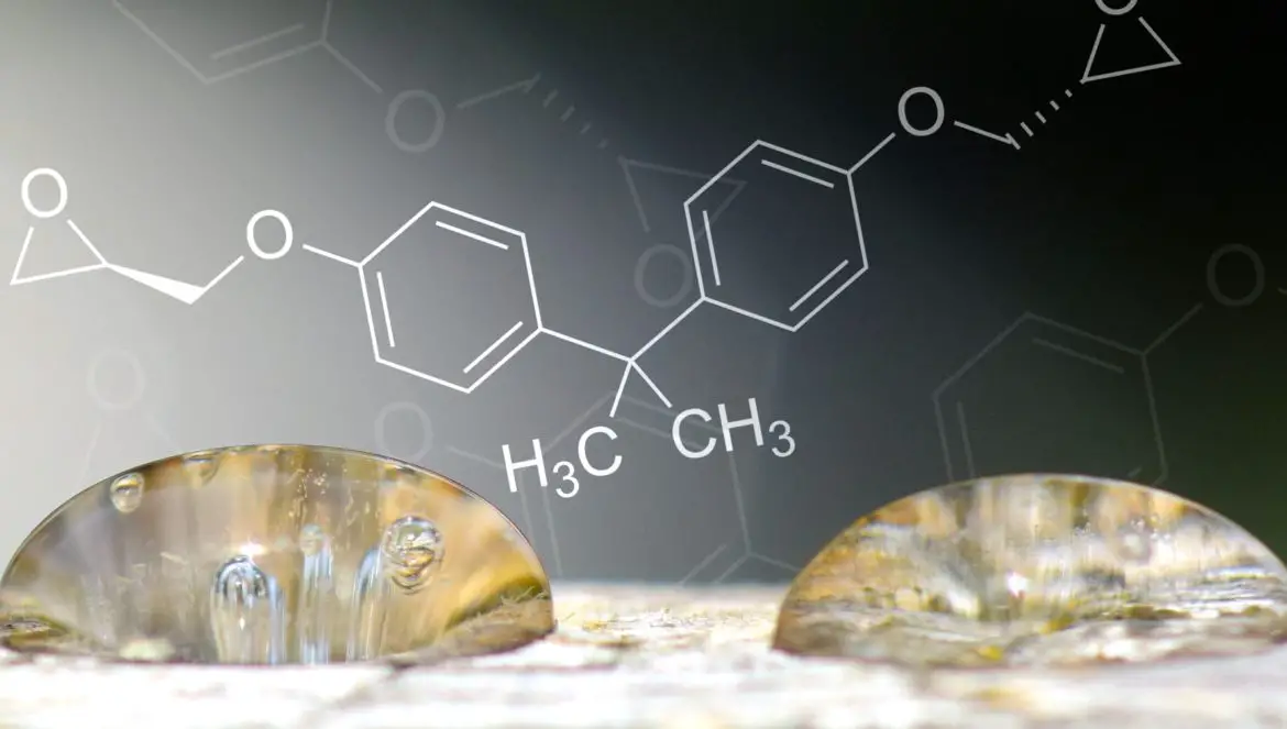 Auch glasklares Epoxidharz vergilbt mit der Zeit