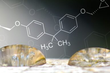 Auch glasklares Epoxidharz vergilbt mit der Zeit