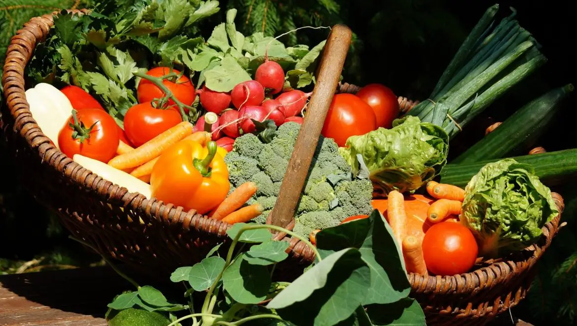 Ein festlicher Korb zur Feier des Erntedankfest