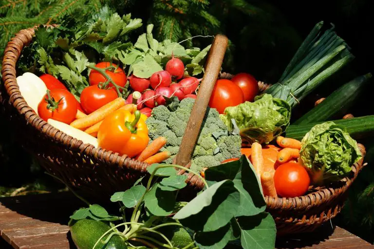 Ein festlicher Korb zur Feier des Erntedankfest